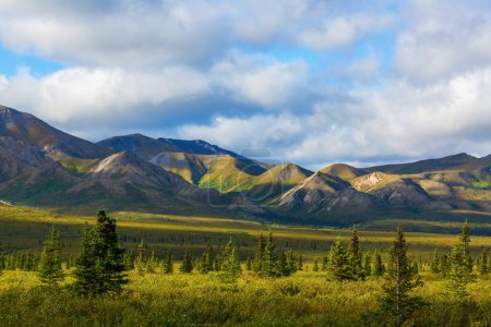 Téléchargez les photos : Montagnes pittoresques de l'Alaska en été. Des massifs enneigés, des glaciers et des pics rocheux. Beau fond naturel. - en image libre de droit