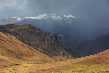 Téléchargez les photos : Beau paysage de montagnes au Pérou- Pallay Poncho, montagnes alternatives arc-en-ciel - en image libre de droit