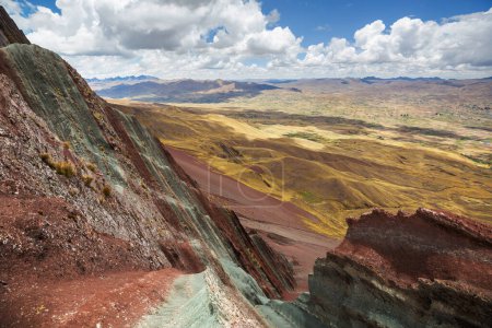 Téléchargez les photos : Beau paysage de montagnes au Pérou- Pallay Poncho, montagnes alternatives arc-en-ciel. - en image libre de droit