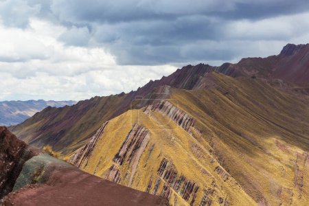 Foto de Hermoso paisaje de montañas en Perú Poncho Pallay, montañas alternativas del arco iris. - Imagen libre de derechos