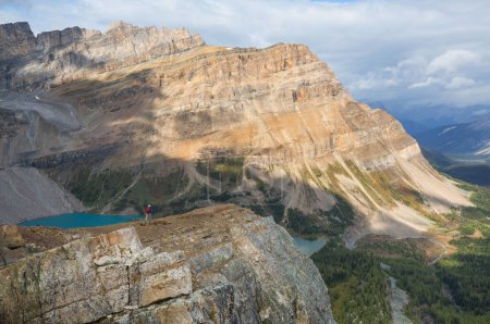Téléchargez les photos : Un randonneur dans les montagnes canadiennes. La randonnée est l'activité récréative populaire en Amérique du Nord. Il y a beaucoup de sentiers pittoresques. - en image libre de droit