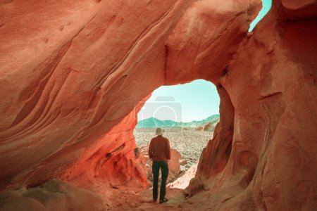 Téléchargez les photos : Randonneur dans une arche en pierre dans le désert du Nevada près de Las Vegas, Nevada, États-Unis - en image libre de droit