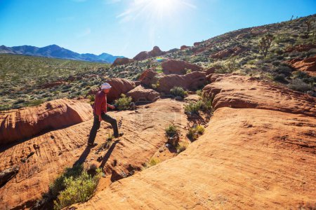 Foto de Caminante dentro de un arco de piedra en el desierto de Nevada cerca de Las Vegas, Nevada, EE.UU. - Imagen libre de derechos