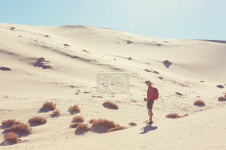 Foto de Senderista entre dunas en el desierto - Imagen libre de derechos