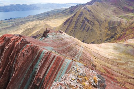 Foto de Senderista en Poncho Pallay, alternativa Montañas del arco iris - Imagen libre de derechos