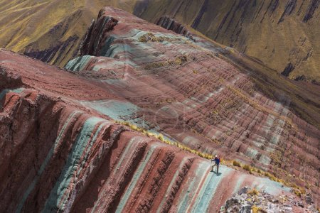 Téléchargez les photos : Randonneur à Pallay Poncho, montagnes alternatives arc-en-ciel - en image libre de droit
