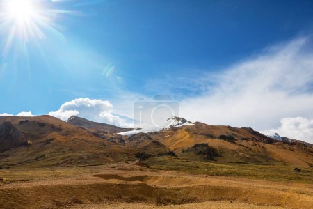 Piękny krajobraz gór w Andach (lub południowych Cordilleras) w Peru