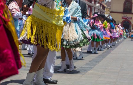 Foto de Chicas con trajes auténticos bailando durante el festival tradicional. Región de Caraz, Perú, América del Sur - Imagen libre de derechos