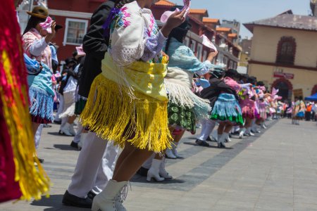 Téléchargez les photos : Filles en costumes authentiques dansant pendant le festival traditionnel. Région de Caraz, Pérou, Amérique du Sud - en image libre de droit