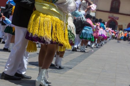Téléchargez les photos : Filles en costumes authentiques dansant pendant le festival traditionnel. Région de Caraz, Pérou, Amérique du Sud - en image libre de droit