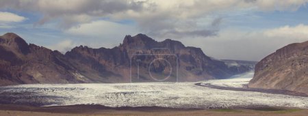 Foto de Fantásticos paisajes volcánicos islandeses en temporada de verano - Imagen libre de derechos