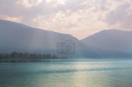 Foto de Escena serena junto al lago de montaña en Canadá - Imagen libre de derechos