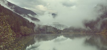 Téléchargez les photos : Lac pittoresque en automne - en image libre de droit