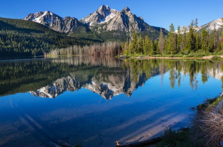 Téléchargez les photos : Lac serein au début de l'été dans les montagnes, Idaho, États-Unis - en image libre de droit