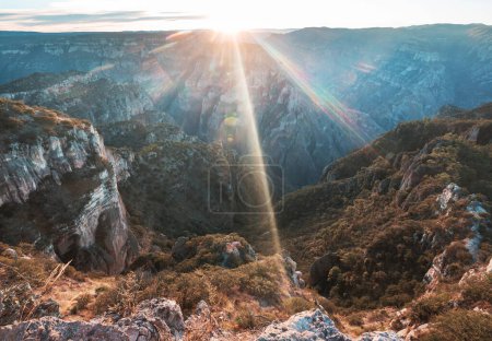 Téléchargez les photos : Hommes vue d'ensemble belles montagnes au coucher du soleil au Mexique - en image libre de droit