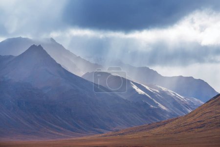 Foto de Mountains landscapes above Arctic circle along Dempster highway, Canada - Imagen libre de derechos