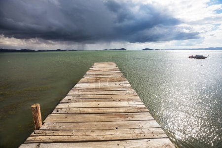 Foto de Muelle de madera en lago serenidad - Imagen libre de derechos