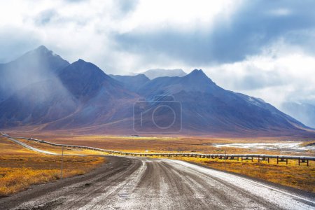 Téléchargez les photos : USA, Alaska, Dalton Highway pipeline dans la vallée - en image libre de droit