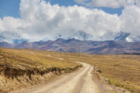 Téléchargez les photos : Route panoramique dans les montagnes de la Cordillère au Pérou. Contexte du voyage. - en image libre de droit