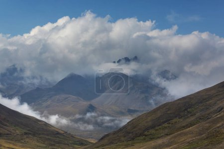 Téléchargez les photos : Foggy montagnes en automne - en image libre de droit