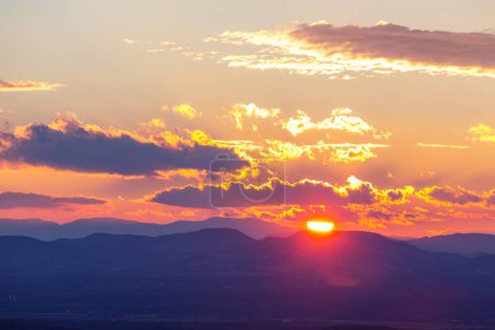Foto de Puesta de sol escénica en las montañas. Hermoso fondo natural. - Imagen libre de derechos