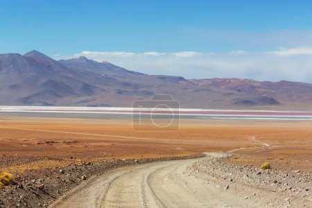 Foto de Ruta escénica en el Altiplano, Bolivia. Fondo de viaje. - Imagen libre de derechos