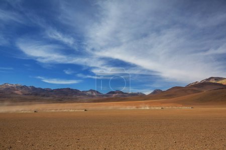 Foto de El desierto épico de Salvador Dalí. Paisajes naturales inusuales en Bolivia. - Imagen libre de derechos