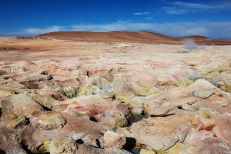 Foto de Geyser Sol de Manana, Bolivia. Hermosos paisajes naturales inusuales en América del Sur. - Imagen libre de derechos