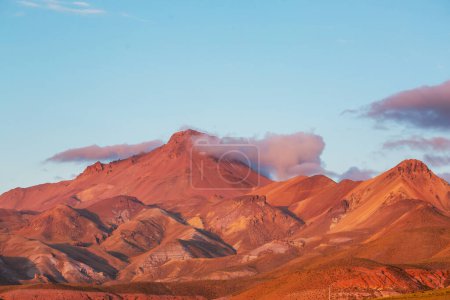 Foto de Montañas insólitas paisajes en Bolivia altiplano viajes aventura América del Sur - Imagen libre de derechos