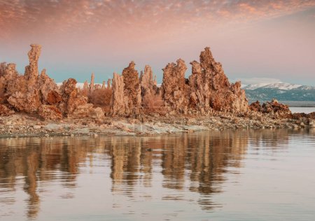 Téléchargez les photos : Formations insolites de lacs Mono au lever du soleil - en image libre de droit