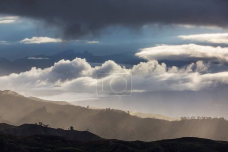 Foto de Hermosa escena matutina en las montañas. Niebla al amanecer. - Imagen libre de derechos