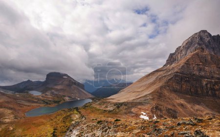 Foto de Pintoresca vista de la montaña en las Montañas Rocosas canadienses en temporada de verano - Imagen libre de derechos