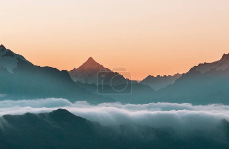 Foto de Inspiración concepto escena-amanecer en Sierra Nevada montañas, California, EE.UU.. Hermoso fondo natural - Imagen libre de derechos