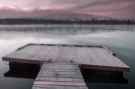 Foto de Muelle de madera en lago serenidad - Imagen libre de derechos