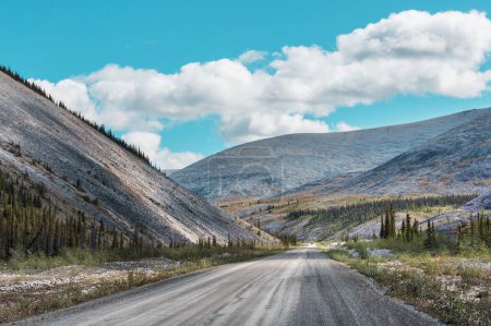 Téléchargez les photos : Interminables Dempster Highway, près du cercle Arctique, route de gravier à distance menant de Dawson City à Inuvik, Canada - en image libre de droit