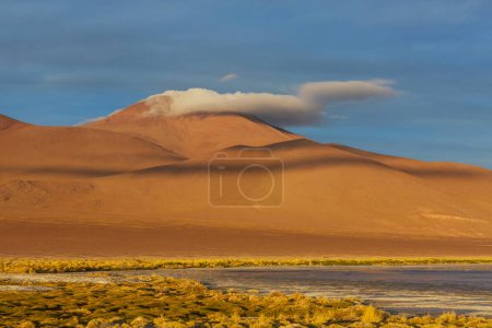 Foto de Montañas insólitas paisajes en Bolivia altiplano viajes aventura América del Sur - Imagen libre de derechos