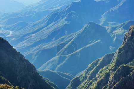 Foto de Hombres resumen hermosas montañas al atardecer en México - Imagen libre de derechos