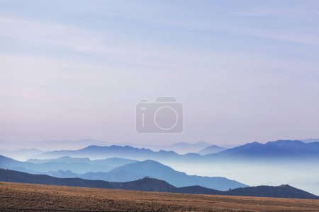 Foto de Silueta de montaña al amanecer en Bolivia, América del Sur - Imagen libre de derechos