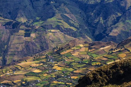 Téléchargez les photos : Beaux paysages ruraux verdoyants dans les montagnes en Équateur, Amérique du Sud - en image libre de droit