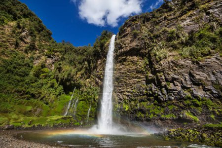 Téléchargez les photos : Belle cascade en Equateur, Amérique du Sud - en image libre de droit