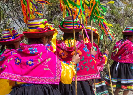 Foto de Chicas con trajes auténticos bailando durante el festival tradicional. Región de Caraz, Perú, América del Sur - Imagen libre de derechos