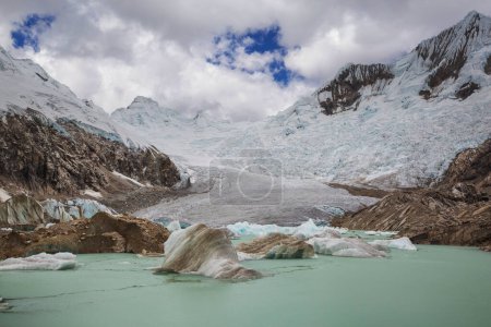 Téléchargez les photos : Icebergs dans le lac dans les hautes montagnes de Cordillère Blanca, Pérou, Amérique du Sud - en image libre de droit