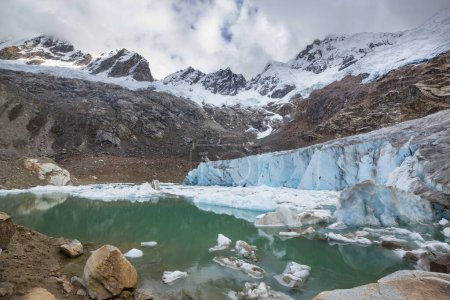 Foto de Icebergs in the  lake in high Cordillera Blanca mountains,  Peru, South America - Imagen libre de derechos
