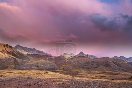 Piękny krajobraz gór w Andach (lub południowych Cordilleras) w Peru o zachodzie słońca
