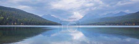 schöner Bowman-See mit Reflexion der spektakulären Berge im Gletscher-Nationalpark, Montana, USA.