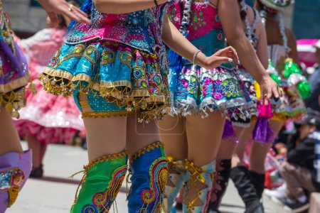 Foto de PUNO, PERÚ - CIRCA AGOSTO 2018: Auténtico carnaval colorido en las calles de Puno, Perú. Una de las fiestas de finales de verano a orillas del lago Titicaca. - Imagen libre de derechos