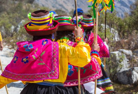Téléchargez les photos : Carnaval est un festival traditionnel dans le quartier de Caraz qui rassemble les coutumes et les expressions culturelles de la province - en image libre de droit
