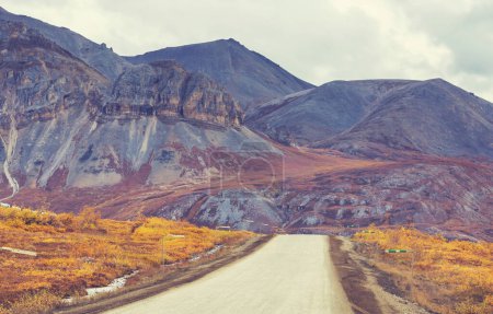 Téléchargez les photos : Dalton Highway in Alaska in the autumn season - en image libre de droit