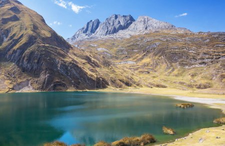 Foto de Hermosas montañas lago en Cordillera Blanca, Perú, América del Sur - Imagen libre de derechos