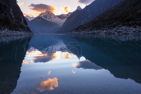 Foto de Hermoso lago Paron en Cordillera Blanca, Perú, América del Sur - Imagen libre de derechos